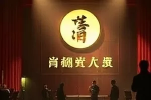 主推作品《长夜拾光》夜景氛围封面，楼道尽头透出一束暖光