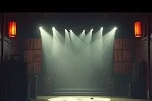 《纸鸢坠海》封面，断线纸鸢悬在灰蓝色海面上方